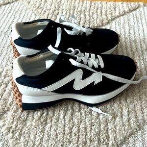 Like new size 8.5 Steve Madden retro Campo lace sneakers